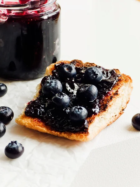 Yabanmersini reçelli beyaz ekmek tostu. Sığ dof.