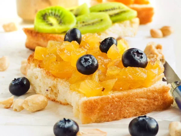 Weißbrot Toast Mit Früchten Beeren Marmelade Und Erdnussbutter Oberflächlicher Dof — Stockfoto