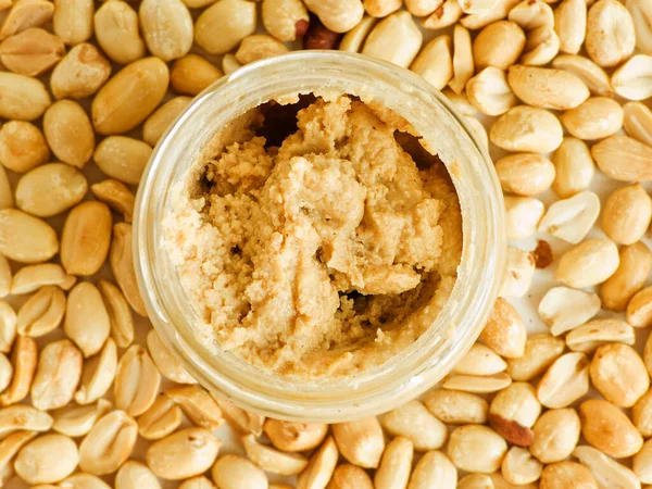 Fıstık ezmeli küçük cam kavanoz. Yakın çekim. Sığ dof.