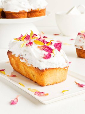 Krem şantili ekmek ve yenilebilir çiçekler. Sığ dof.