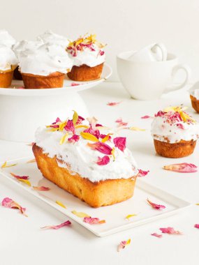 Krem şantili ekmek ve yenilebilir çiçekler. Sığ dof.