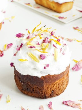 Geleneksel paskalya pastası, çırpılmış krema ve yenilebilir çiçeklerle. Sığ dof.