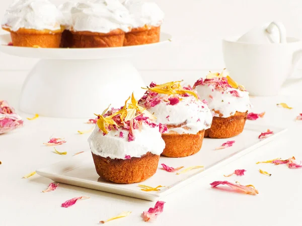 stock image Cupcakes with whipped cream and edible fllowers. Shallow dof.