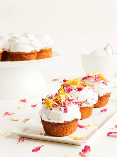 Cupcakes Mit Schlagsahne Und Essbaren Blüten Oberflächlicher Dof — Stockfoto