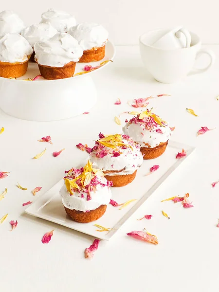 Cupcakes Com Chantilly Fllowers Comestíveis Dof Rasa — Fotografia de Stock