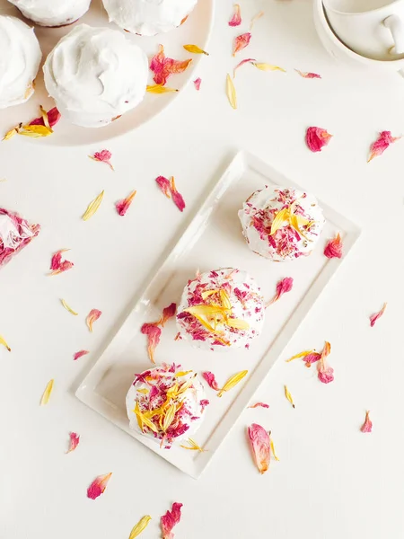 Cupcakes Whipped Cream Edible Fllowers Shallow Dof — Stock Fotó