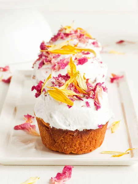 Cupcakes Mit Schlagsahne Und Essbaren Blüten Oberflächlicher Dof — Stockfoto