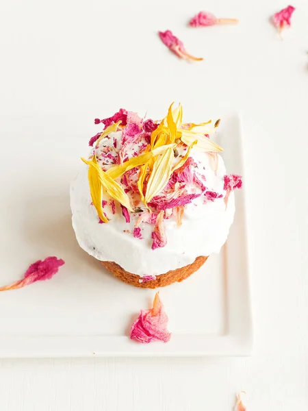 Cupcakes Whipped Cream Edible Fllowers Shallow Dof — Fotografia de Stock
