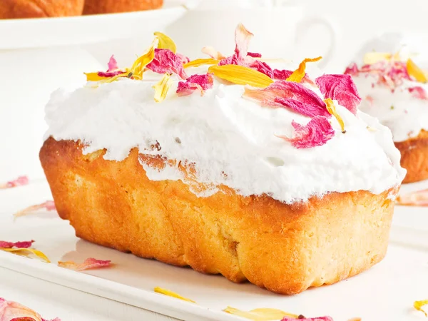 Loaf Cake Whipped Cream Edible Flowers Shallow Dof — Fotografia de Stock