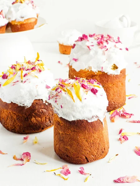 Traditional Easter Cake Whipped Kream Edible Flowers Shallow Dof — стоковое фото