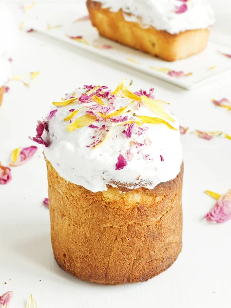 Geleneksel paskalya pastası, çırpılmış krema ve yenilebilir çiçeklerle. Sığ dof.