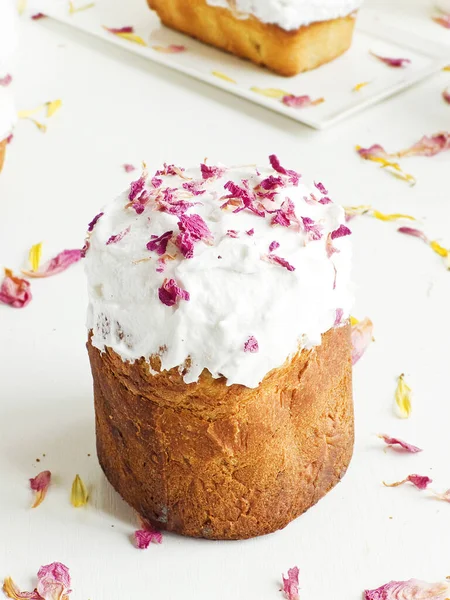 Geleneksel paskalya pastası, çırpılmış krema ve yenilebilir çiçeklerle. Sığ dof.