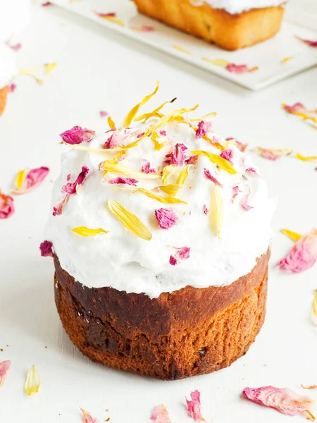 Traditional Easter Cake Whipped Kream Edible Flowers Shallow Dof — Stock Photo, Image