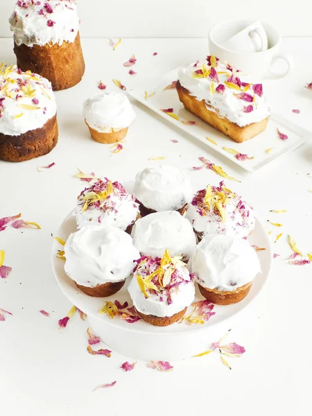 Krem şantili ve yenilebilir çiçekli kekler. Sığ dof.