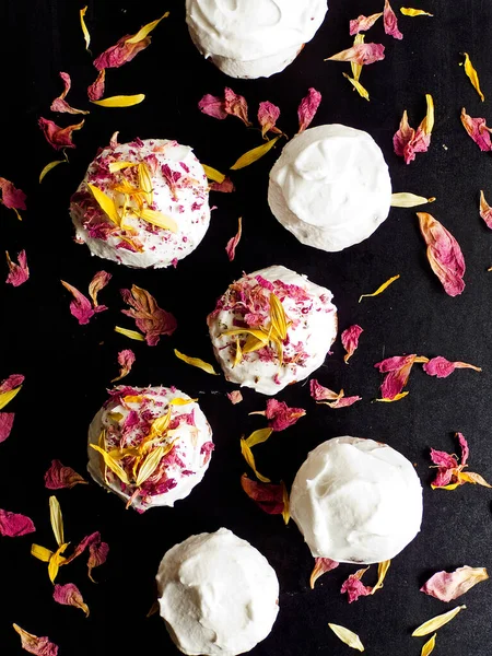 Cupcakes Com Chantilly Fllowers Comestíveis Dof Rasa — Fotografia de Stock