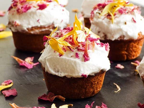 Cupcakes Whipped Cream Edible Fllowers Shallow Dof — стоковое фото