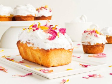 Krem şantili ekmek ve yenilebilir çiçekler. Sığ dof.