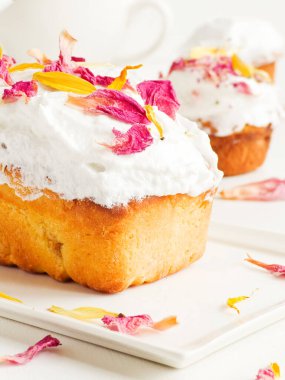 Krem şantili ekmek ve yenilebilir çiçekler. Sığ dof.