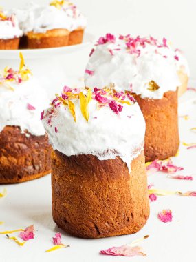 Geleneksel paskalya pastası, çırpılmış krema ve yenilebilir çiçeklerle. Sığ dof.