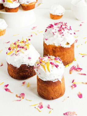 Geleneksel paskalya pastası, çırpılmış krema ve yenilebilir çiçeklerle. Sığ dof.