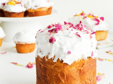 Geleneksel paskalya pastası, çırpılmış krema ve yenilebilir çiçeklerle. Sığ dof.