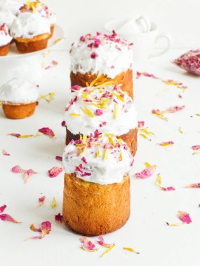 Geleneksel paskalya pastası, çırpılmış krema ve yenilebilir çiçeklerle. Sığ dof.