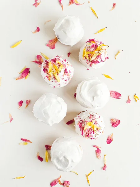 Cupcakes Whipped Cream Edible Fllowers Shallow Dof — Fotografia de Stock