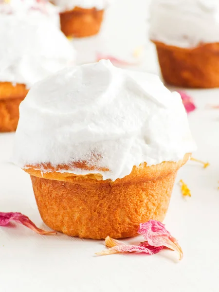 Cupcakes Whipped Cream Edible Fllowers Shallow Dof — Fotografia de Stock