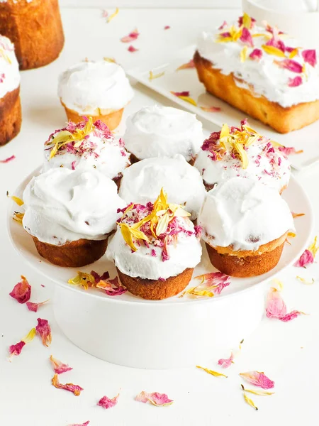 Cupcakes Mit Schlagsahne Und Essbaren Blüten Oberflächlicher Dof — Stockfoto