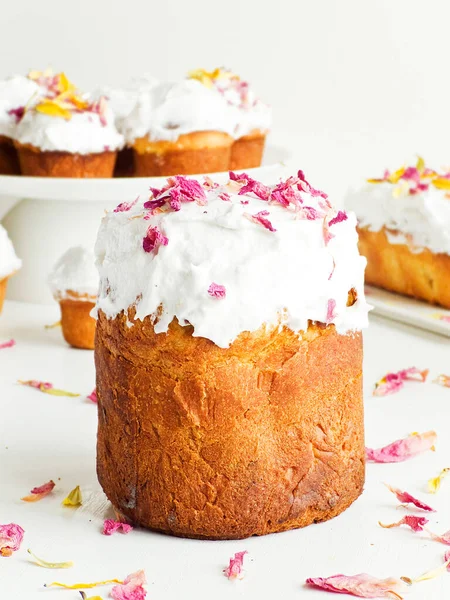 Bolo Páscoa Tradicional Com Couve Chicoteada Flores Comestíveis Dof Rasa — Fotografia de Stock