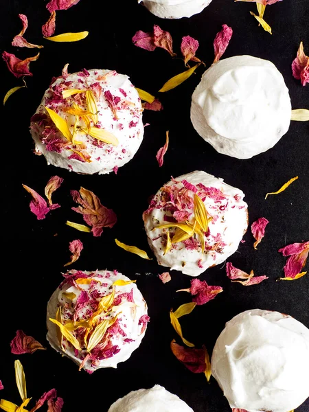 Cupcakes Whipped Cream Edible Fllowers Shallow Dof — Stock Fotó