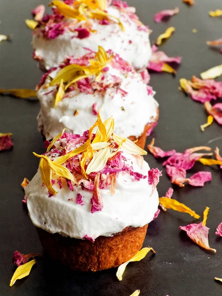 Cupcakes Whipped Cream Edible Fllowers Shallow Dof — Fotografia de Stock
