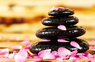 gül yaprakları ile Spa taşlar