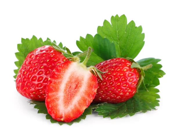 Belle fragole rosse mature con foglie . — Foto Stock