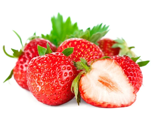 Vackra mogna röda jordgubbar med blad. — Stockfoto