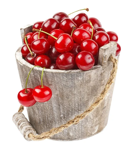 Cerejas frescas em um balde de madeira — Fotografia de Stock