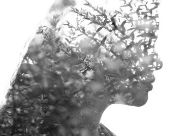 Siyah beyaz bir kadın portresi ve kır çiçekleri..