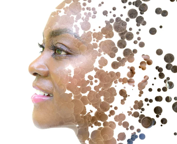 Een portret van een Afro-Amerikaanse vrouw gecombineerd met zwevende 3D-bollen. — Stockfoto