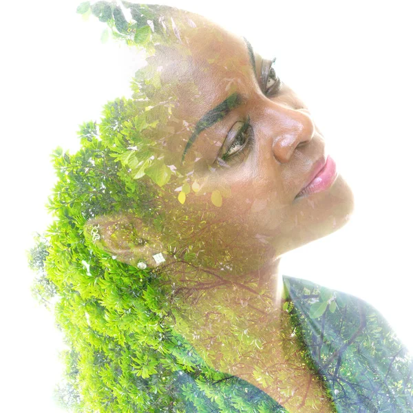 Портрет жінки в поєднанні з зеленим деревом в техніці подвійного експонування. Єдність з природою . — стокове фото