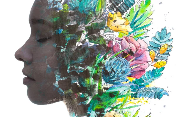Een profielportret van een mooie vrouw gecombineerd met diverse kleurrijke bloemen. Dromen over de zomer. Paintografie. — Stockfoto
