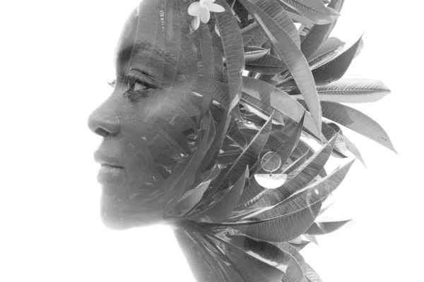 Ritratto in bianco e nero di una giovane donna abbinato a un fresco fogliame tropicale. Sensazione di natura. — Foto Stock
