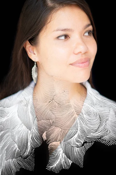 Un retrato creativo de doble exposición de una mujer atractiva combinado con una pintura de hojas. Pintografía. —  Fotos de Stock