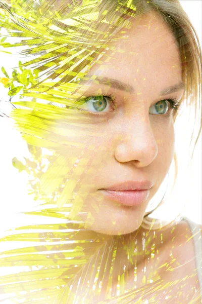 Retrato de uma jovem de olhos azuis combinada com imagem de uma natureza — Fotografia de Stock