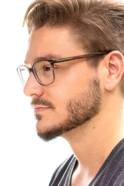 Retrato de um jovem com barba sobre fundo branco — Fotografia de Stock