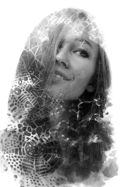 Måleri. Ett fullständigt ansiktsporträtt av en kvinna kombinerat med en bläckmålning. — Stockfoto
