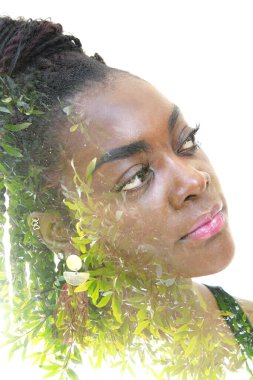 Yaratıcı bir saç stili olan güzel bir kadının çift portresi.