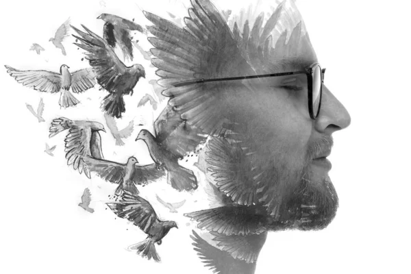 Живопись. Профильный портрет человека в очках в сочетании с чернилами летающих птиц. — стоковое фото