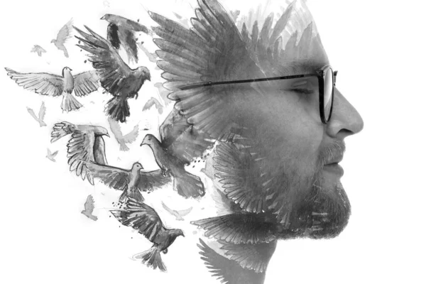 Paintografi. Gözlüklü bir adamın profil portresi. Uçan kuşların mürekkep resmiyle birleştirilmiş..