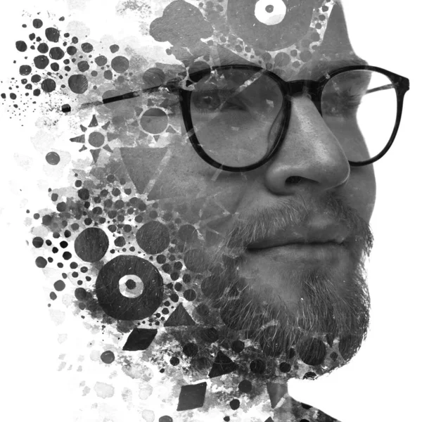 Portrét muže kombinovaný s inkoustovou malbou v malířské technice. — Stock fotografie