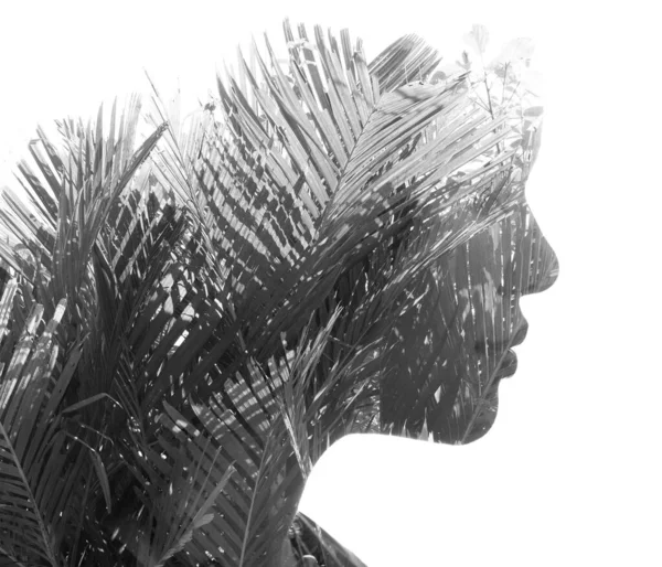 Ett svartvitt profilporträtt av en kvinna kombinerat med en bild av tropiska blad. — Stockfoto